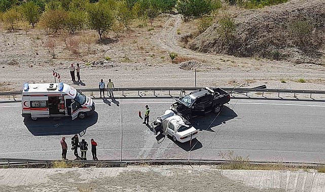 Denizli'de iki otomobil kafa kafaya çarpıştı; 1 ölü,3 yaralı