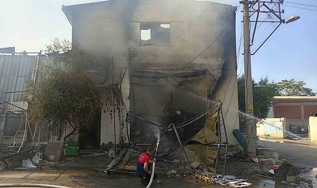 Denizli'de şarjda bırakılan telefon ambalaj fabrikasını küle çevirdi