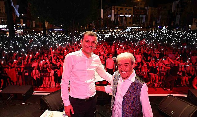 Denizli'de Zafer Bayramı coşkusu Edip Akbayram ile yaşandı