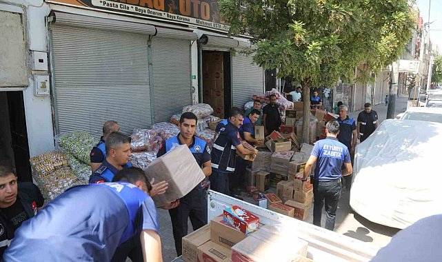 Depo baskınında son kullanım tarihi geçmiş yüzlerce gıda ürünü ele geçirildi