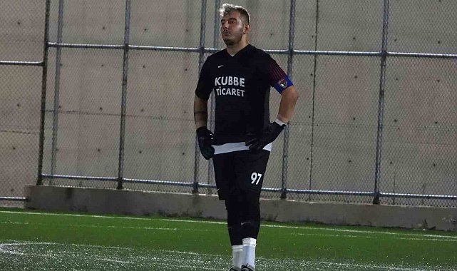 Depremde 10 saat enkazda kalan genç kaleci hayallerini yaşatmak için yeşil sahalara döndü