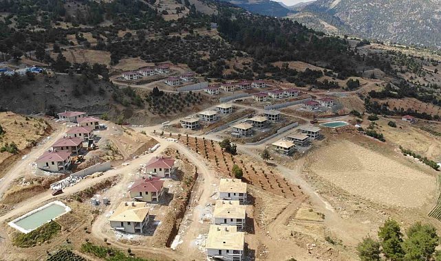 Depremde dev kayaların yuvarlandığı köye deprem konutları