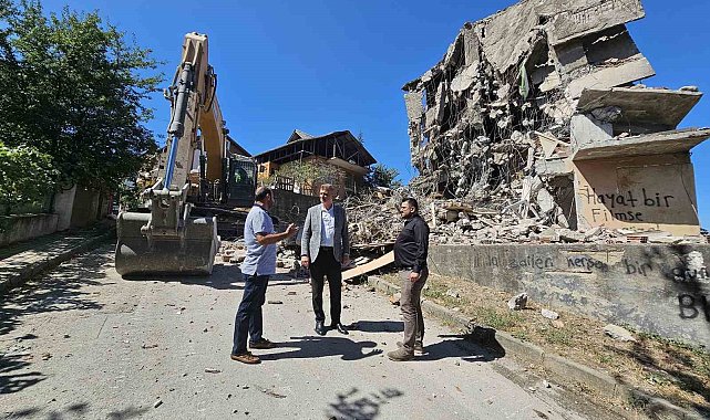 Depremden kalan riskli yapılar yıkılıyor