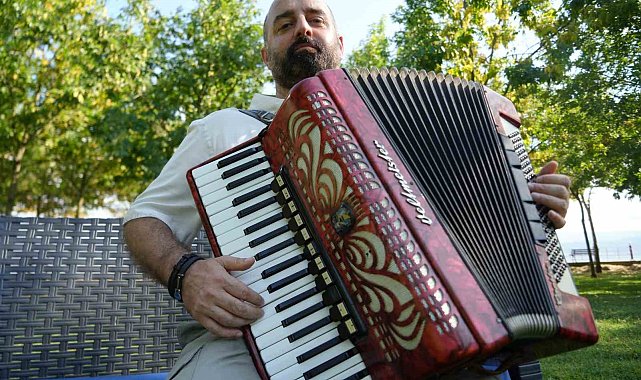 Depremin gölgesinde kalan aşk: Özlem şarkılara döküldü