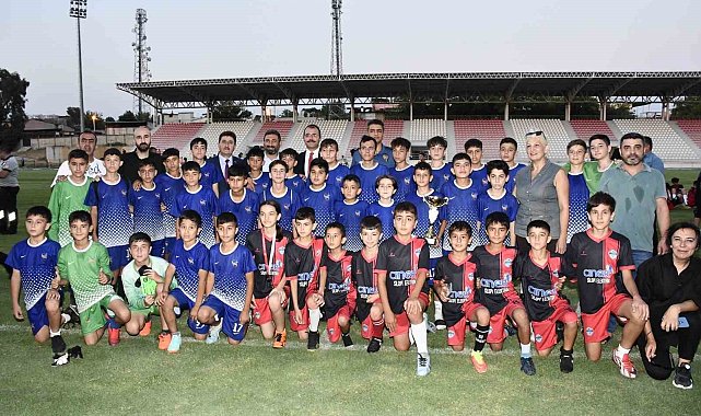Depremzede çocuklar için düzenlenen futbol turnuvası sona erdi