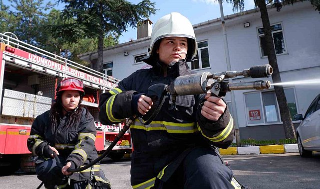 Depremzede Yağmur itfaiyeci oldu