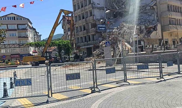 Devrek'te eski belediye binasının yıkımına başlandı