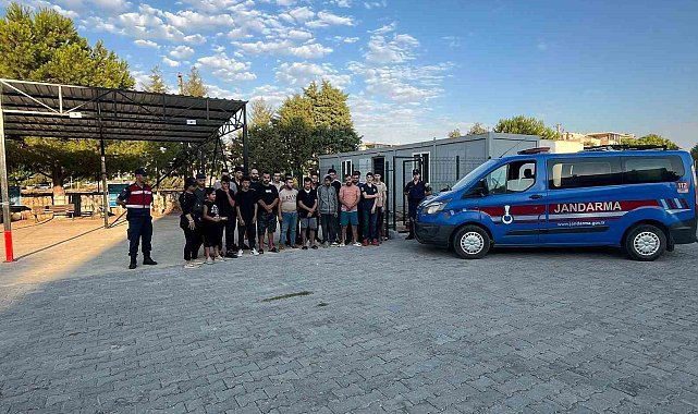 Didim'de 25 düzensiz göçmen ve 1 göçmen kaçakçısı şüphelisi yakalandı