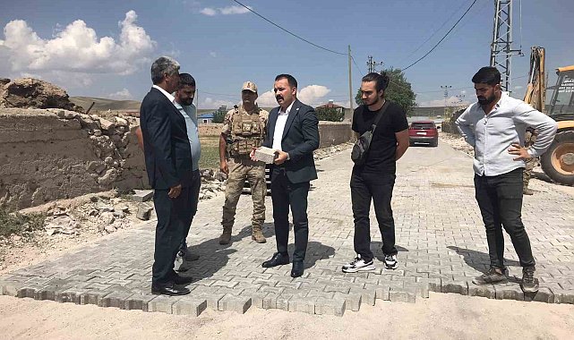 Digor'da köylere kilitli parke taş yol yapımı sürüyor