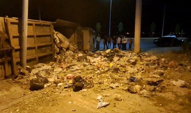 Diyarbakır'da virajı alamayan çöp kamyonu devrildi: 1 yaralı