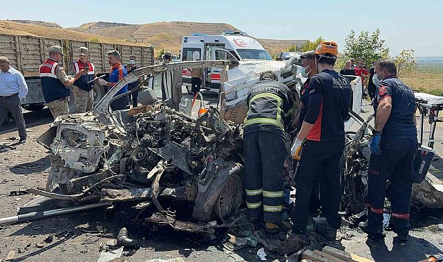 Düğün yolunda pikap ve tır kafa kafaya çarpıştı: 4 ölü, 1 yaralı