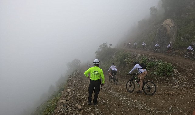 Dünyanın en tehlikeli yolunda bisikletçilerin güvenliğini sağlayanlar arasında Anda Trabzon ekibi de vardı