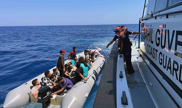 Düzensiz göçmenleri taşıyan bot arızalındı, sahil güvenlik kurtardı