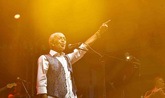 Edip Akbayram, 30 yıl sonra halk konserinde hayranlarıyla buluştu