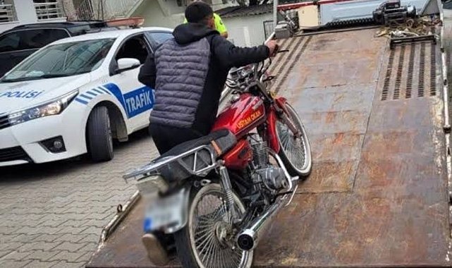 Ehliyetsiz motosiklet sürücüsüne 4 ayrı suçtan 26 bin 90 TL ceza uygulandı