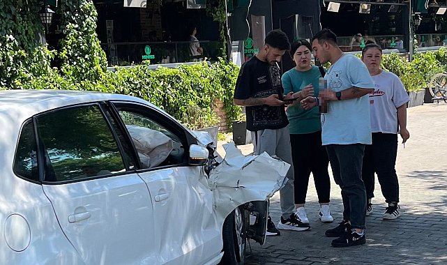 Ehliyetsiz ve alkollü sürücü kaza yaptı, aracın başında alkol almaya devam etti