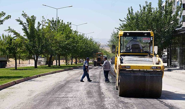 Elazığ'da asfalt bakım ve onarım çalışması yapıyor