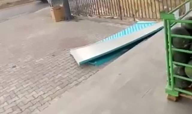 Elazığ'da fırtına tabelaları yerinden söktü