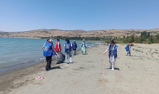 Elazığ'da gençler Hazar gölünde çevre temizliği yaptı