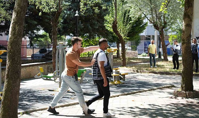 Eli silahlı saldırgan eve saklandı: Ailesi ve polisin ikna çabaları sürüyor