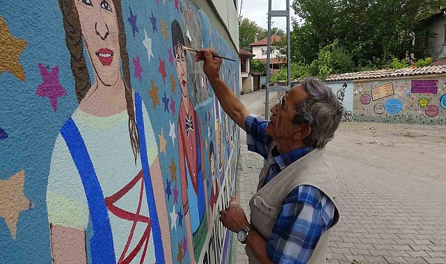 Emekli öğretmen çocukluk tutkusunu köyünün bahçe duvarlarını süsleyerek sürdürüyor