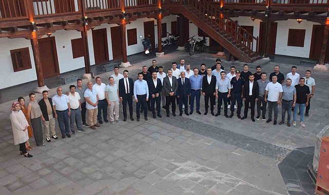 Emekliye ayrılan emniyet müdürüne veda yemeği
