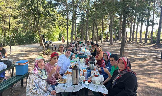Engelsiz Kültür ve Sanat Merkezi müdavimleri Regülatör'de piknik yaptı