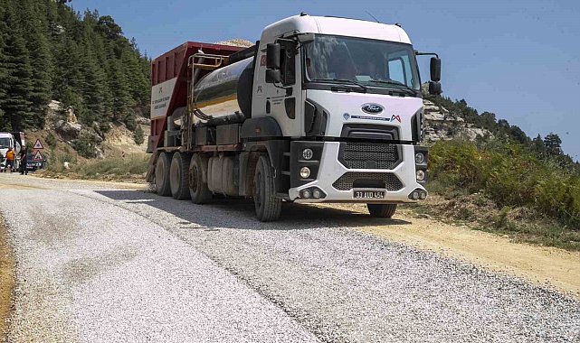 Erdemli'de İçmeler mevkinin yolu yapıldı