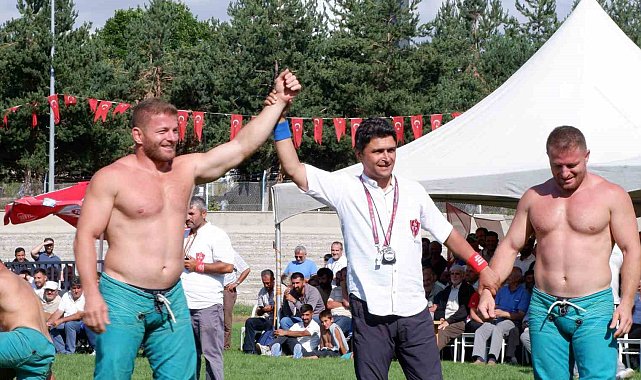 Erzurum'da karakucak güreşlerinde İsmail Balaban ve Turan Balaban kardeşler birbirine rakip oldu