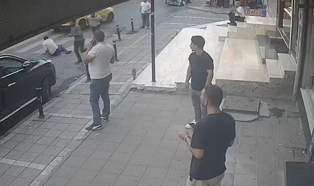 Esenyurt&#039;ta 1&#039;i polis 2 kişiyi yaralayarak dehşet saçan bıçaklı saldırının yeni görüntüsü ortaya çıktı