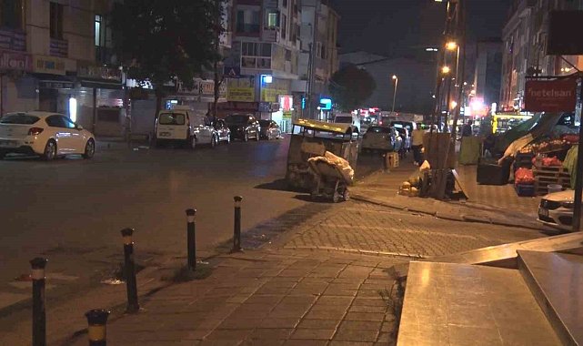 Esenyurt&#039;ta bıçaklı saldırgan dehşet saçtı: 1&#039;i polis 2 kişi yaralandı