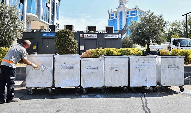Esenyurt'ta çöp konteynerlerinin bakım ve onarımlarını yapıyor