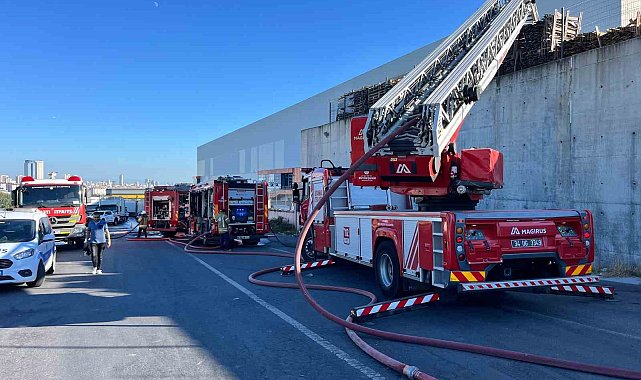 Esenyurt'ta Migros'un lojistik deposunda çıkan yangın söndürüldü