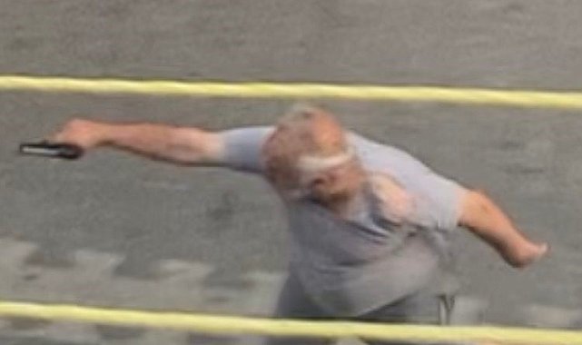 Esenyurt'ta sokakta oyun oynayan çocuğu darp eden adam, ardından silahla etrafa ateş etti