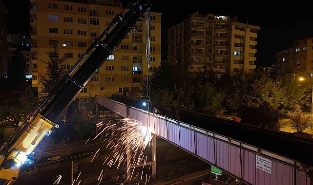 Eskişehir'e çeyrek asır hizmet veren üst geçidin yıkımına başlandı