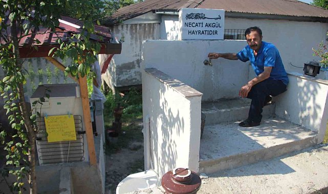 Evindeki buzdolabını bahçesine taşıyıp 'hayrata' dönüştürdü