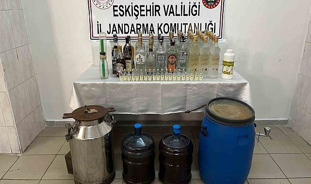 Evlerinde kaçak içki üretip satan zanlılar yakalandı
