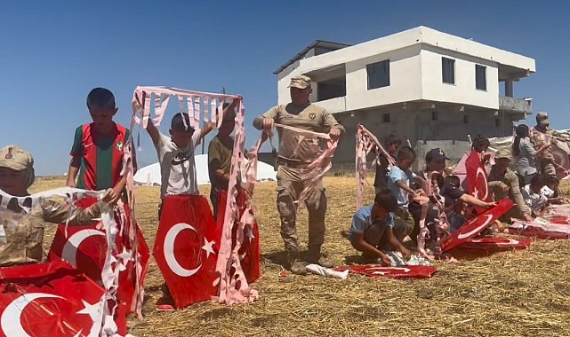 Eyleme götürülen çocuklara jandarmadan uçurtma jesti