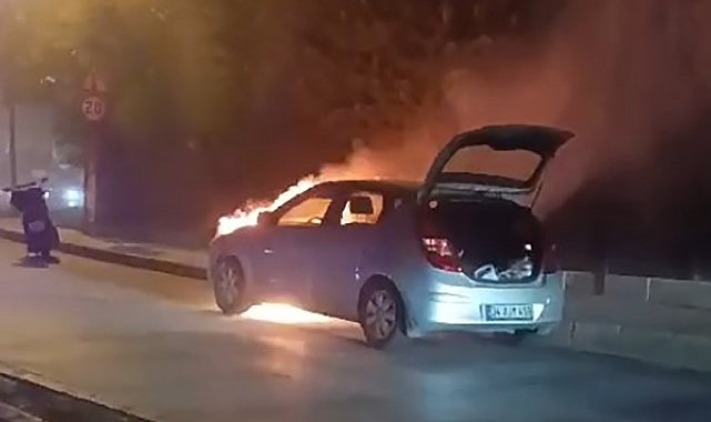 Eyüpsultan'da seyir halindeki otomobil alevlere teslim oldu
