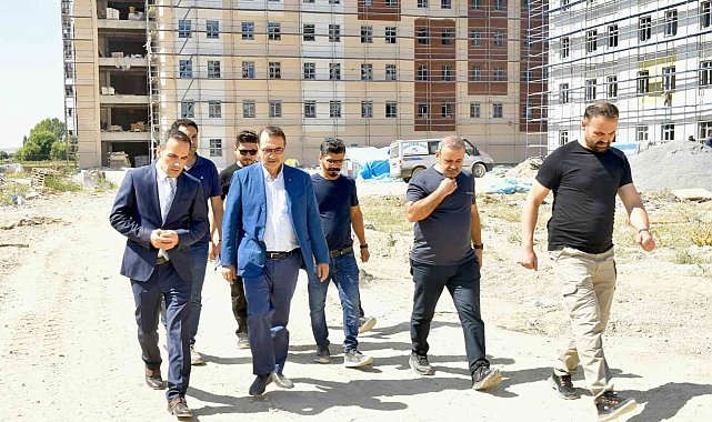 Fatih Dönmez, Eskişehir'de yapımı devam eden KYK yurdunun inşaatını ziyaret etti