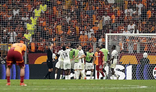 Fernando Muslera kırmızı kart gördü