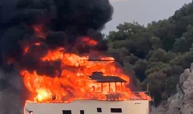 Fethiye'de lüks tekne alevlere teslim oldu