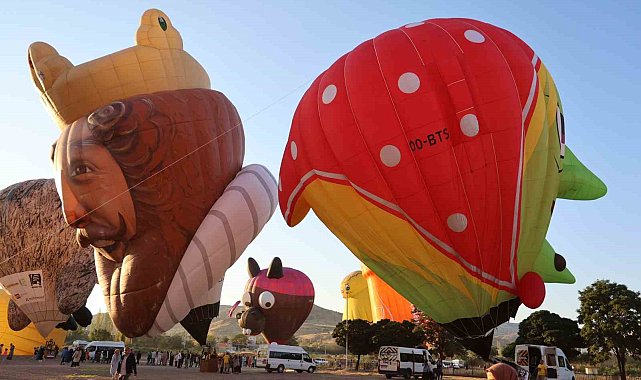 Figürlü sıcak hava balonları Ürgüp'de havalandı