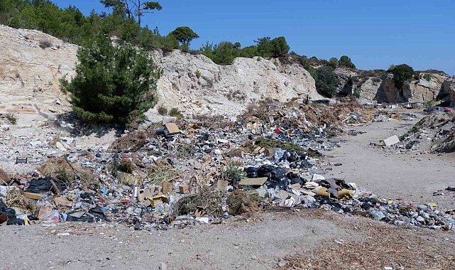 Foça Belediyesi'nin şehir merkezine döktüğü çöplere AK Partili Arslan'dan tepki