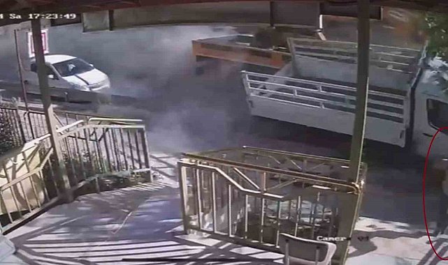 Freni patlayan kamyon 6 aracı biçti: Kaldırımda yürüyen vatandaşın ölümden son anda kurtulduğu anlar kamerada