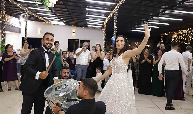 Futbolcu damat, transfer sözleşmesini düğününde imzaladı