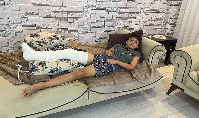 Futbolcu olma hayali kuran 10 yaşındaki çocuk köpeklerden kaçarken bacağını kırdı
