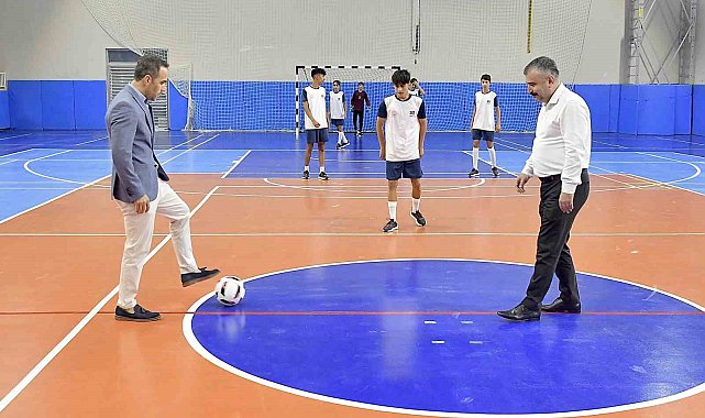 Futsal turnuvası il müdürlerinin vuruşuyla başladı