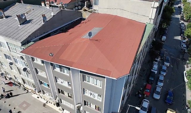 Gaziosmanpaşa'da 4 katlı binanın çatısı tadilat esnasında kaydı: Kopan parçalar sokağa savruldu