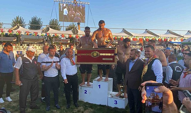 Geleneksel Arnavutköy Yağlı Güreşleri'nde şampiyon Mustafa Taş oldu